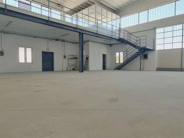 Locale Commerciale in affitto a Piacenza, Reggio Emilia
