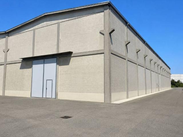 Locale Commerciale in affitto a Infrangibile, Piacenza