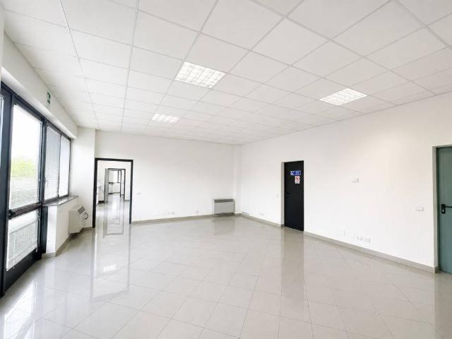 Locale Commerciale in affitto a Piacenza, Reggio Emilia