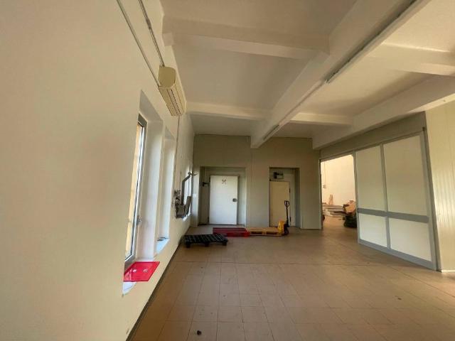 Locale Commerciale in affitto a Infrangibile, Piacenza