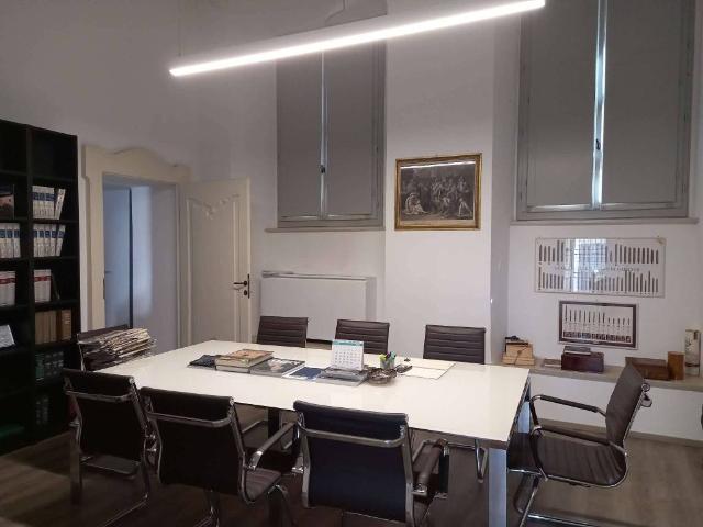 Locale Commerciale in affitto a Infrangibile, Piacenza