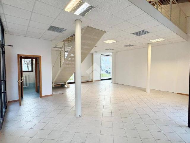 Locale Commerciale in affitto a Piazzola Sul Brenta, Veneto
