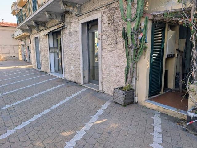 Locale Commerciale in affitto a Pietra Ligure, Liguria