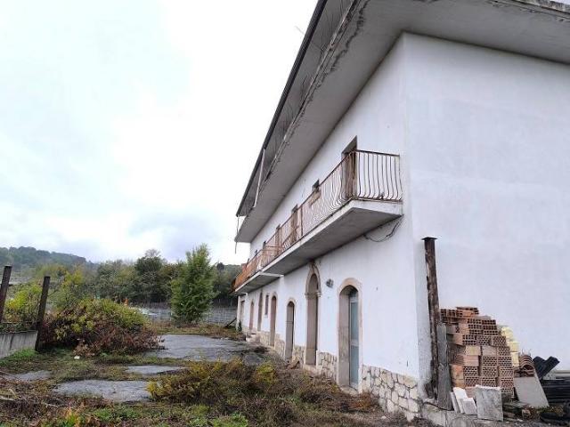 Locale Commerciale in affitto a Torre Le Nocelle, Campania