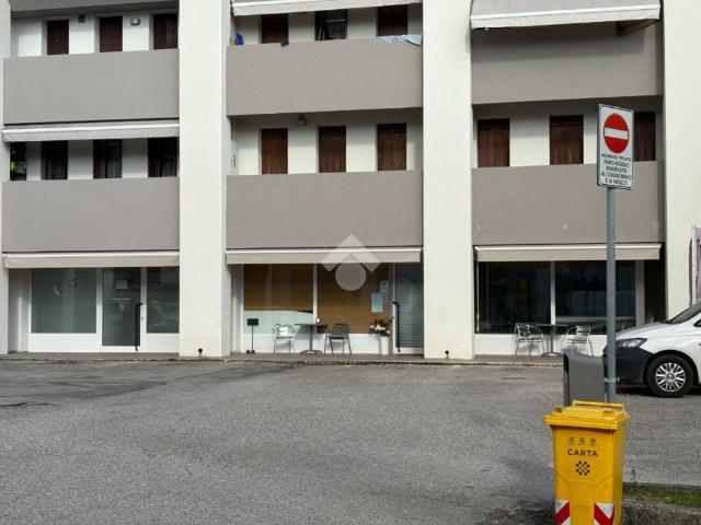 Locale Commerciale in affitto a Paderno Del Grappa, Veneto