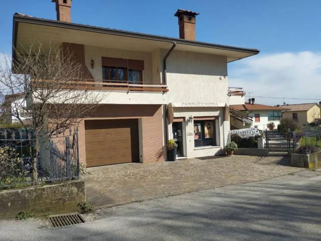 Locale Commerciale in affitto a Paderno Del Grappa, Veneto