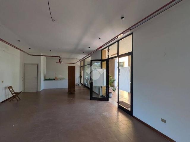 Locale Commerciale in affitto a Pieve Di Soligo, Veneto