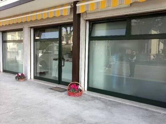 Locale Commerciale in affitto a Pieve Di Soligo, Veneto