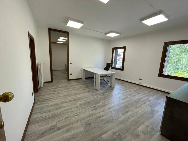 Locale Commerciale in affitto a Pieve Di Soligo, Veneto
