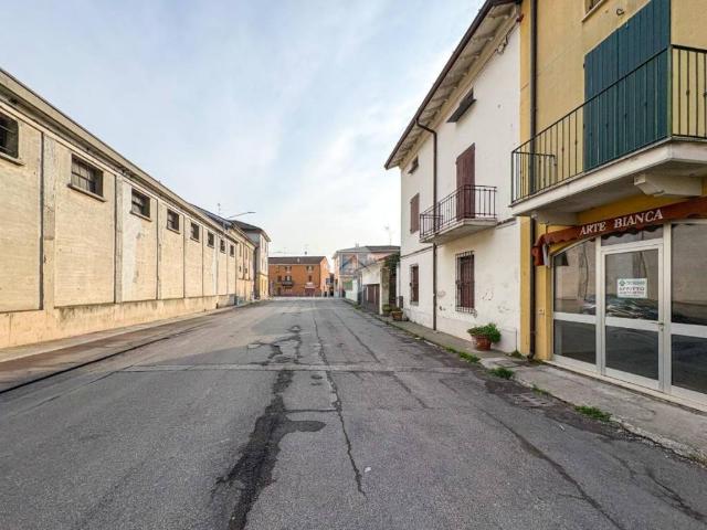 Locale Commerciale in affitto a Pieve D'olmi, Lombardia
