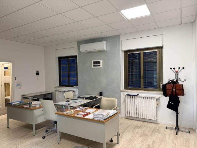 Locale Commerciale in affitto a Pieve Emanuele, Lombardia