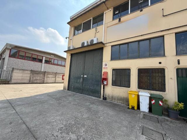 Locale Commerciale in affitto a Pieve Emanuele, Lombardia