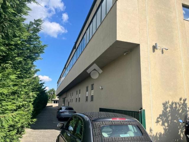 Locale Commerciale in affitto a Pieve Emanuele, Lombardia