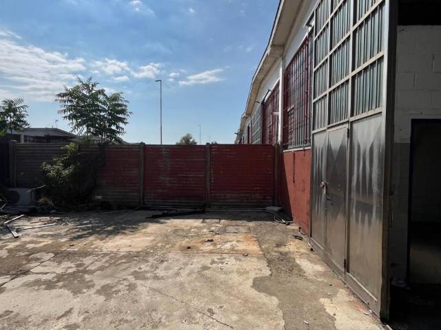 Locale Commerciale in affitto a Pieve Emanuele, Lombardia