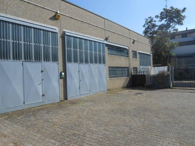 Locale Commerciale in affitto a Pieve Emanuele, Lombardia
