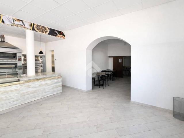 Locale Commerciale in affitto a Scerne, Pineto