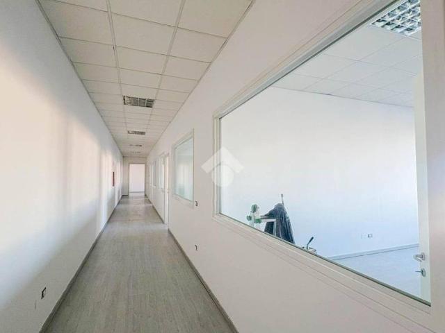 Locale Commerciale in affitto a Seggiano, Pioltello