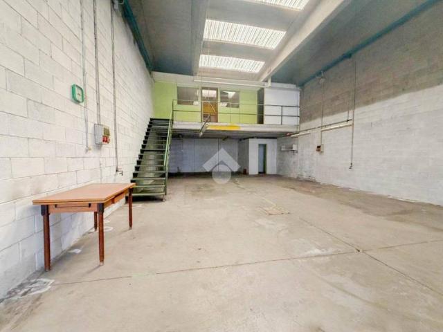 Locale Commerciale in affitto a Seggiano, Pioltello