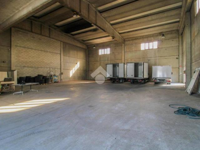 Locale Commerciale in affitto a Seggiano, Pioltello