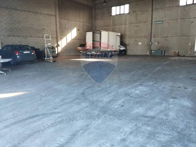 Locale Commerciale in affitto a Seggiano, Pioltello