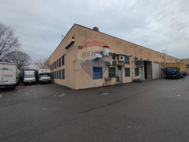 Locale Commerciale in affitto a Seggiano, Pioltello