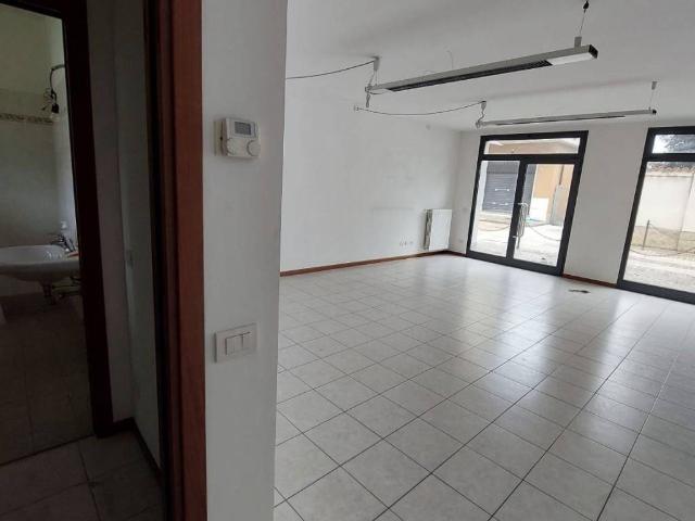 Locale Commerciale in affitto a Cascina Limito, Pioltello