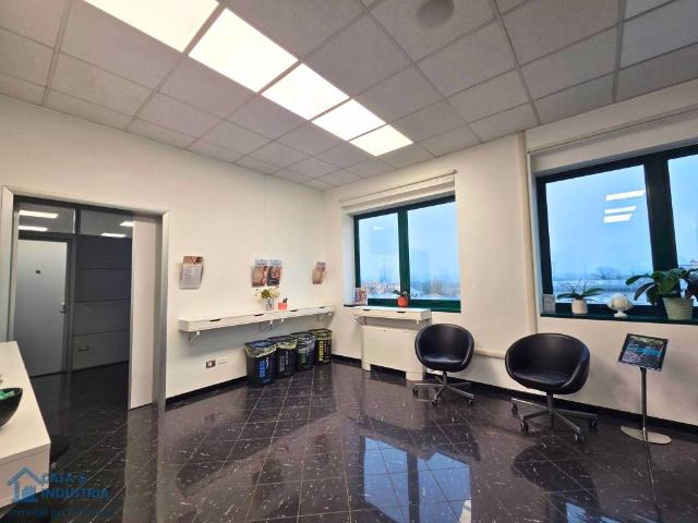 Locale Commerciale in affitto a Pioltello, Lombardia