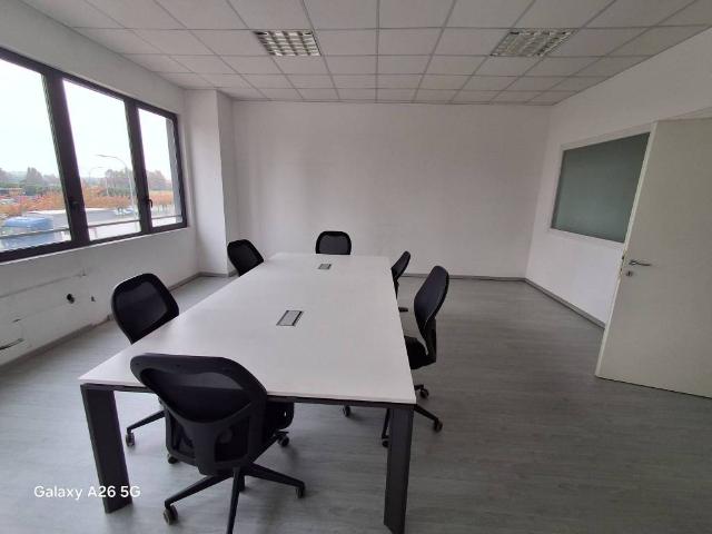 Locale Commerciale in affitto a Seggiano, Pioltello