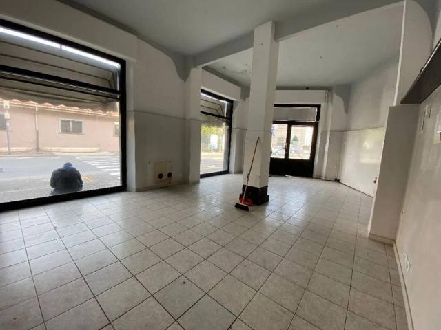 Locale Commerciale in affitto a Piombino, Livorno