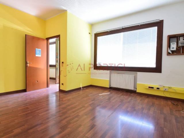 Locale Commerciale in affitto a Quartiere Sant'Anna, Piove Di Sacco
