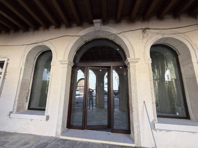 Locale Commerciale in affitto a Quartiere Sant'Anna, Piove Di Sacco