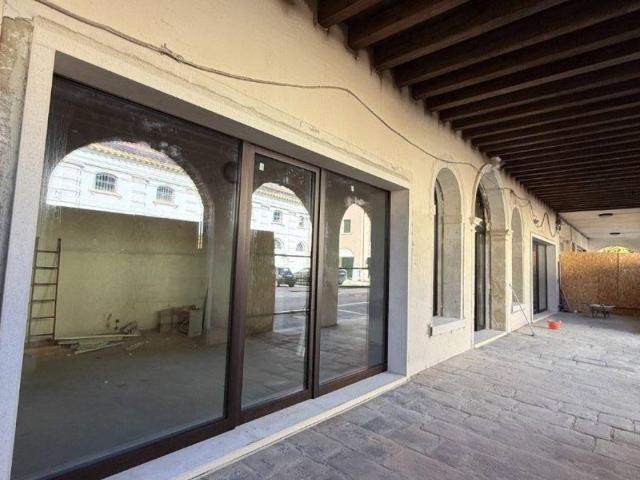 Locale Commerciale in affitto a Quartiere Sant'Anna, Piove Di Sacco