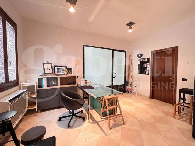 Locale Commerciale in affitto a Quartiere Sant'Anna, Piove Di Sacco