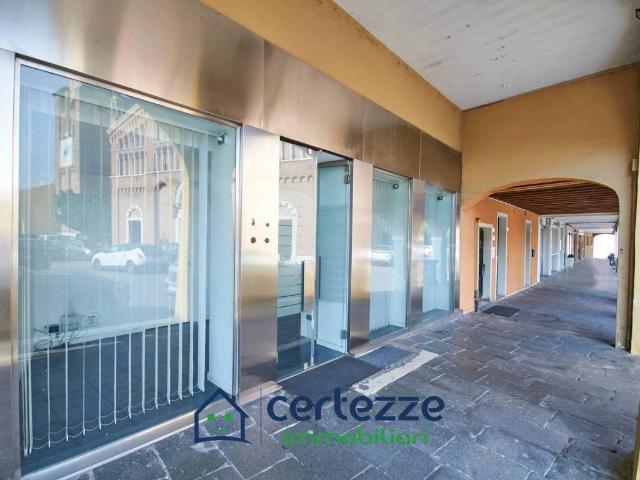 Locale Commerciale in affitto a Quartiere Sant'Anna, Piove Di Sacco