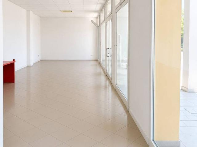 Locale Commerciale in affitto a Quartiere Sant'Anna, Piove Di Sacco