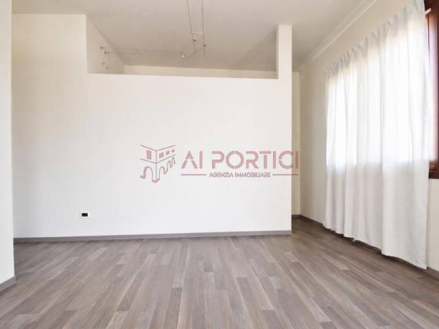 Locale Commerciale in affitto a Quartiere Sant'Anna, Piove Di Sacco