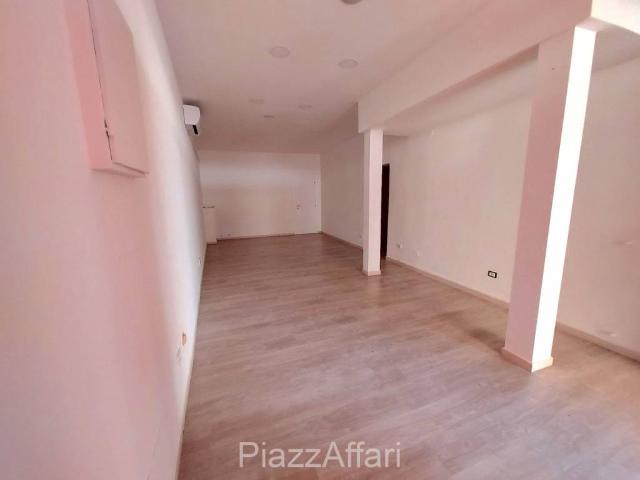 Locale Commerciale in affitto a Quartiere Sant'Anna, Piove Di Sacco
