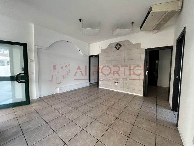 Locale Commerciale in affitto a Quartiere Sant'Anna, Piove Di Sacco