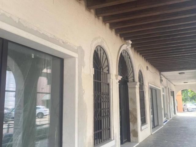 Locale Commerciale in affitto a Quartiere Sant'Anna, Piove Di Sacco