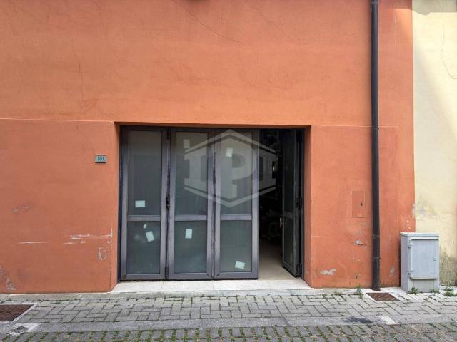 Locale Commerciale in affitto a Porta a Mare, Pisa