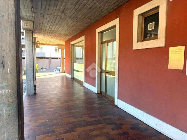 Locale Commerciale in affitto a Comunità montana del Sebino bresciano, Pisogne