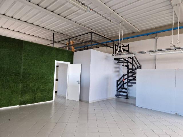 Locale Commerciale in affitto a Nespolo, Pistoia