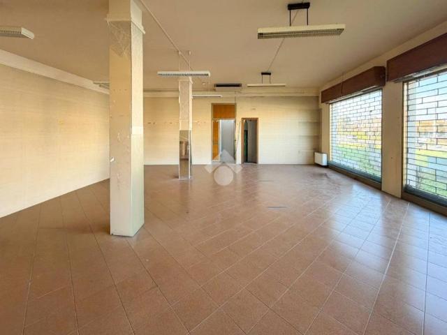 Locale Commerciale in affitto a Podenzano, Reggio Emilia