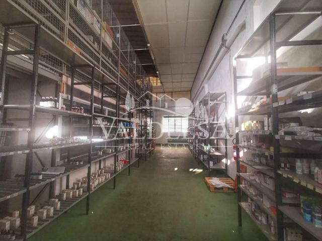 Locale Commerciale in affitto a Calcinaia, Lecchi