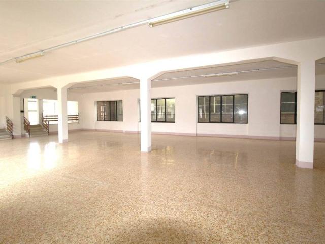 Locale Commerciale in affitto a Calcinaia, Lecchi