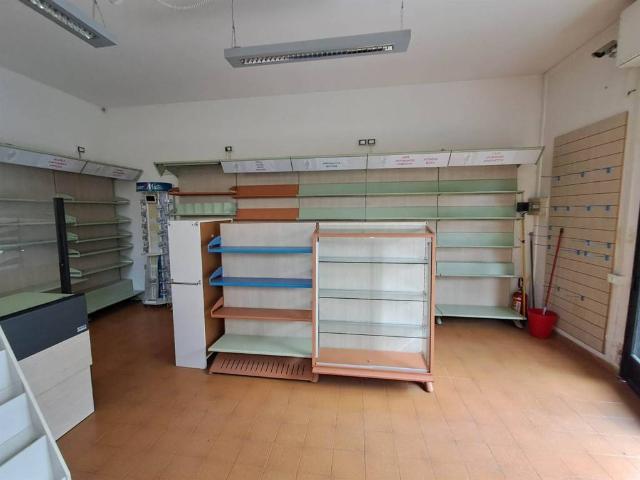 Locale Commerciale in affitto a Lecchi, Toscana