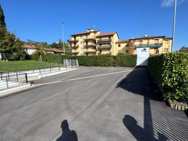 Locale Commerciale in affitto a Poggetto, Poggio A Caiano