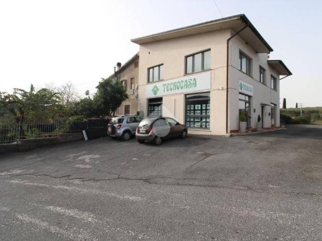 Locale Commerciale in affitto a Poggio Moiano, Lazio