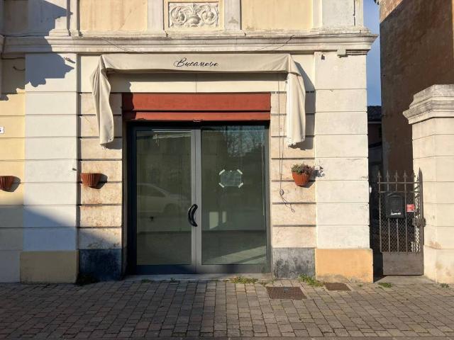 Locale Commerciale in affitto a Unione Alto Ferrarese, Poggio Renatico