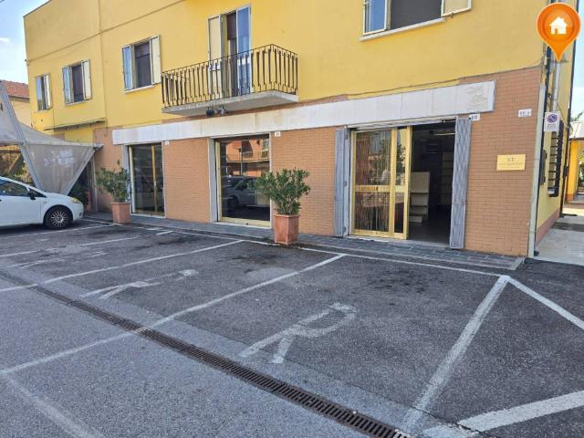 Locale Commerciale in affitto a Unione Alto Ferrarese, Poggio Renatico